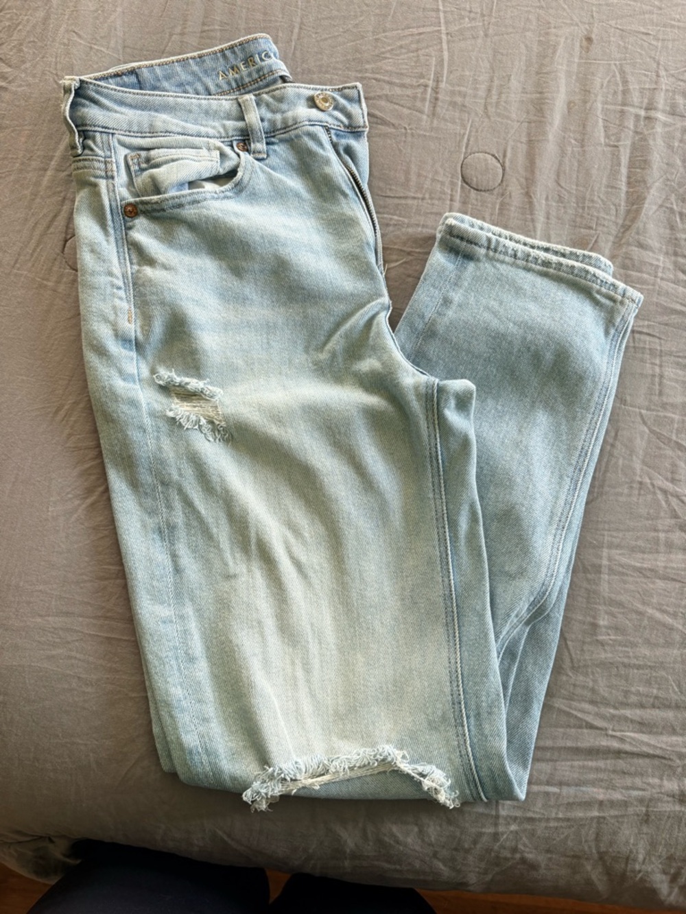 American Eagle Outfitters Light Wash Straight Mom Jeans
